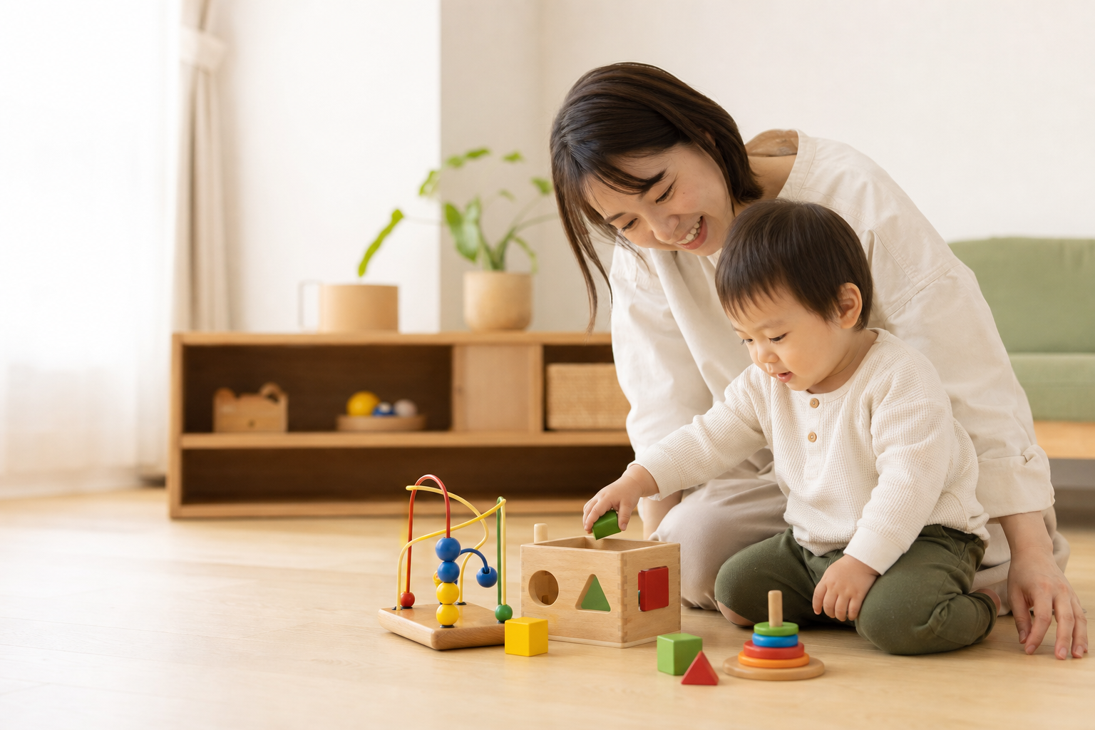 親子で木製の知育玩具を試している様子